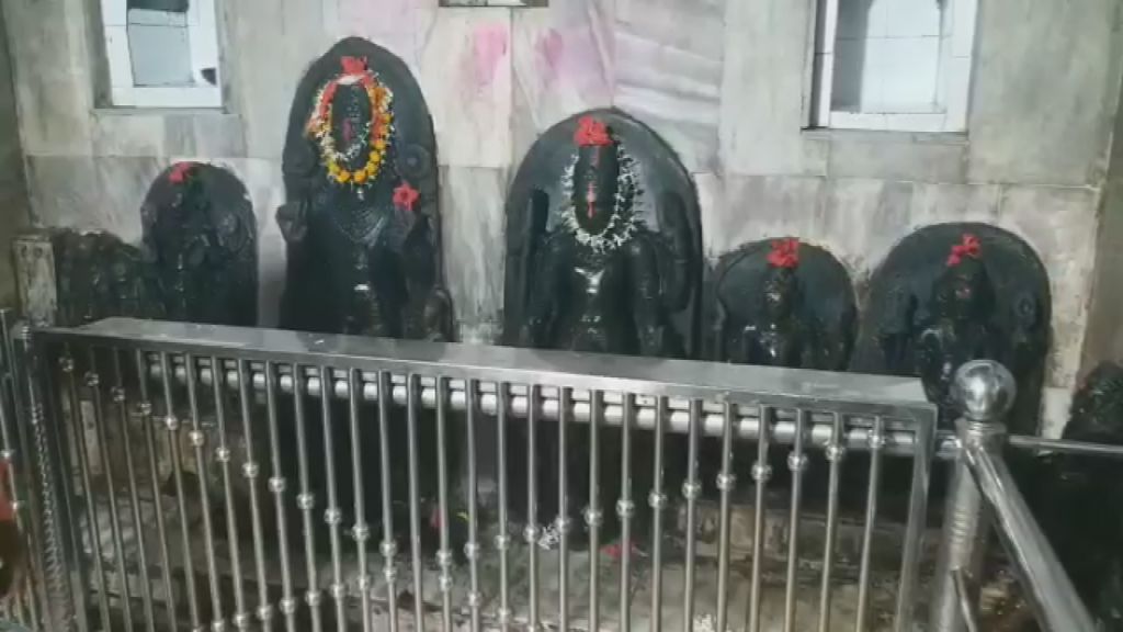 मंदिर परिसर में भगवान की प्रतिमाएं