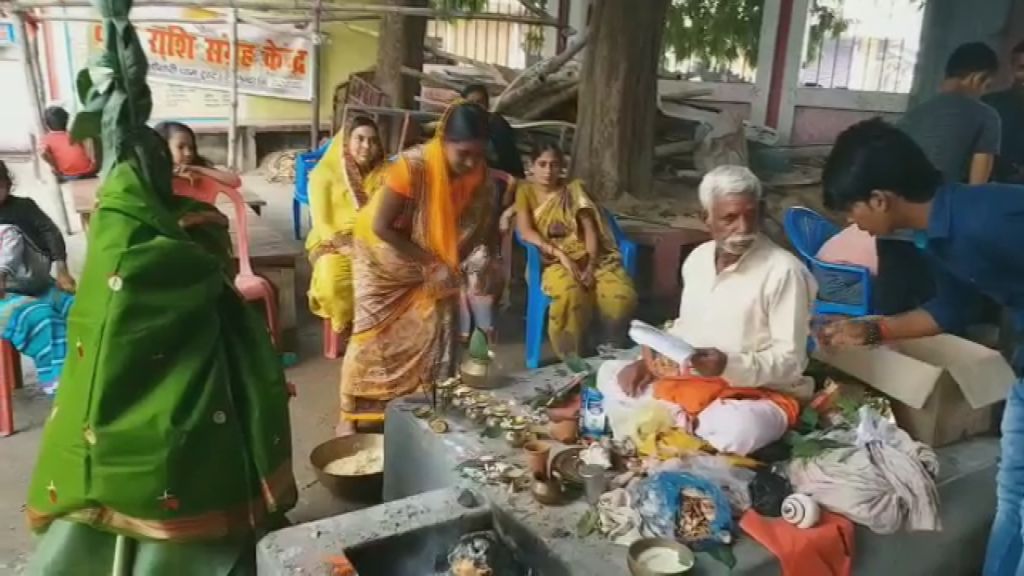 मंदिर परिसर में पूजा करते लोग