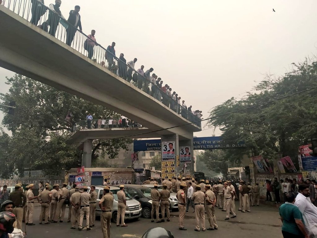 Scuffle breaks out outside Delhi Court