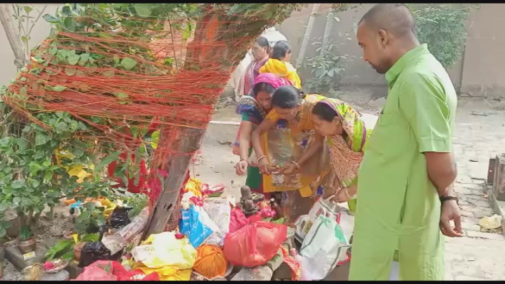 पूजा करवाते हुए पुरोहित