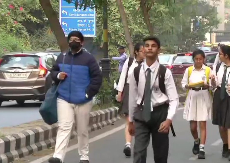 Students wear anti-pollution masks to schools