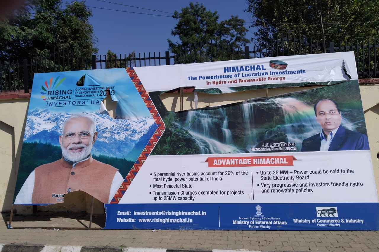 poster tearing of pm modi at kangra airport