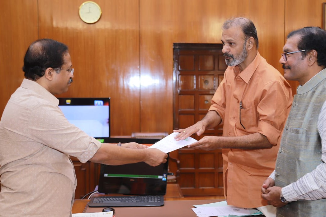 tiruvanathapuram parassala mla c.k hareendran meets central minister v.muraleedharan  സി.കെ ഹരീന്ദ്രൻ എം.എല്‍.എ ലേറ്റസ്റ്റ് ന്യൂസ്  കേന്ദ്ര മന്ത്രി വി.മുരളീധരന്‍  തിരുവനന്തപുരം ലേറ്റസ്റ്റ് ന്യൂസ്  എയ്തുകൊണ്ടാന്‍കാണി റെയില്‍വേ ഓവര്‍ബ്രിഡ്ജ് ലേറ്റ്സ്റ്റ് ന്യൂസ്  tiruvanathapuram parassala mla c.k hareendran latest news  central minister v.muraleedharan latest news  പ്രകാശ് ജാവദേക്കര്‍