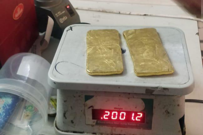 2 indian tourist arrested with 2 kg gold in igi airport