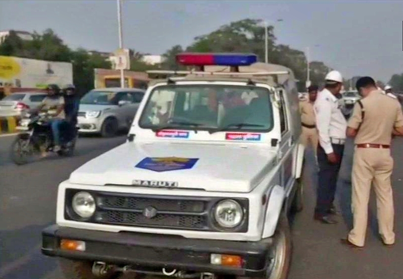 Police station house officer fined by the traffic police