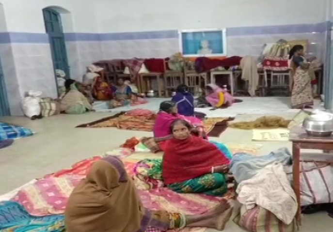 People at temporary shelters in West Bengal shifted to Odisha.