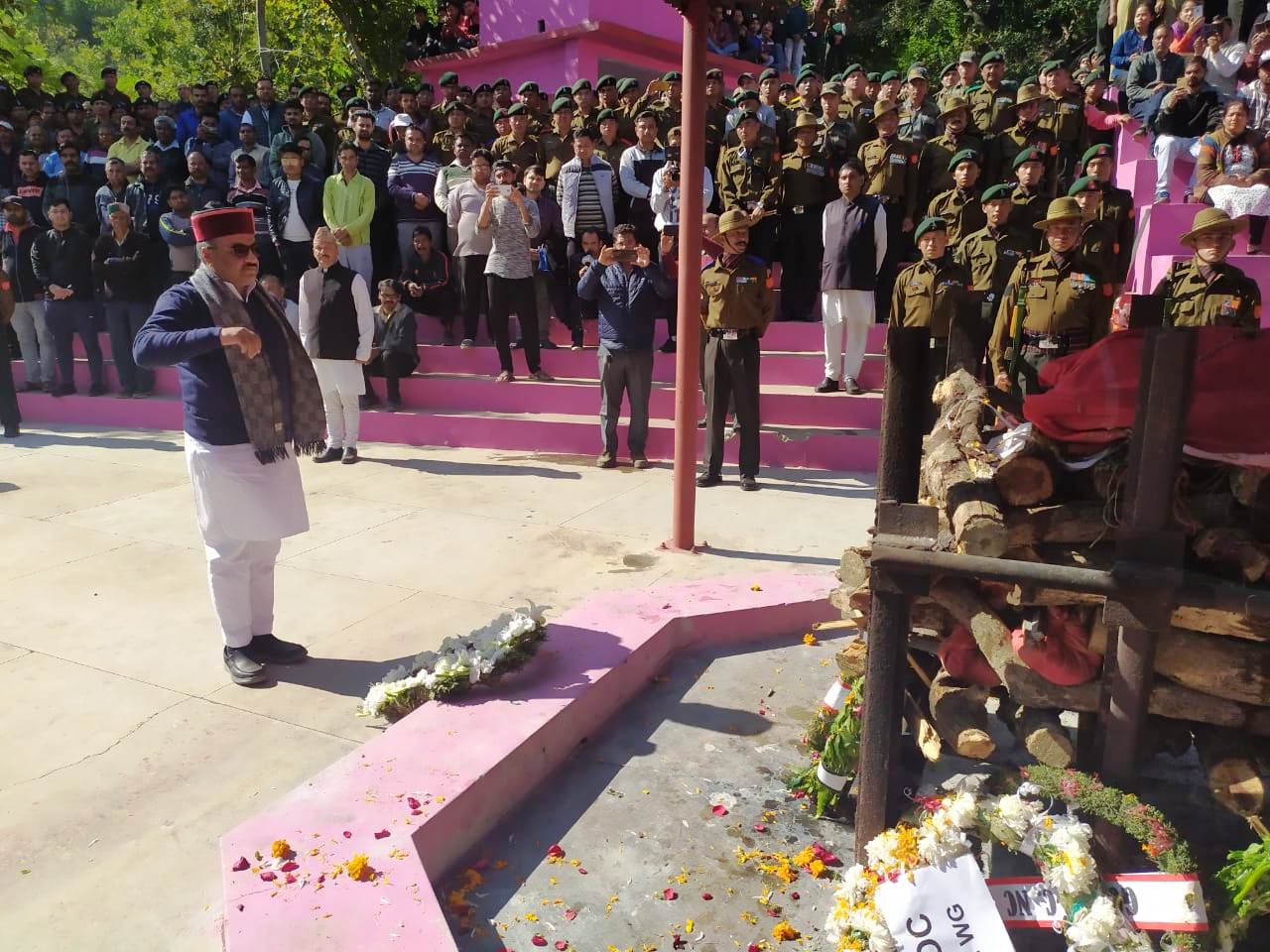 solan, martyr bhim bahadur funeral in subathu solan, पंचतत्व में विलीन हुआ सुबाथू का शहीद भीम बहादुर, भारतीय सेना के जवान भीम बहादुर पुन, भीम बहादुर पुन सोलन जिला के सुबाथू के रहने वाले, शहीद का अंतिम संस्कार, ब्रिगेडियर संधू और सोलन विधायक कर्नल धनीराम शांडिल, भारतीय सेना, ईटीवी भारत