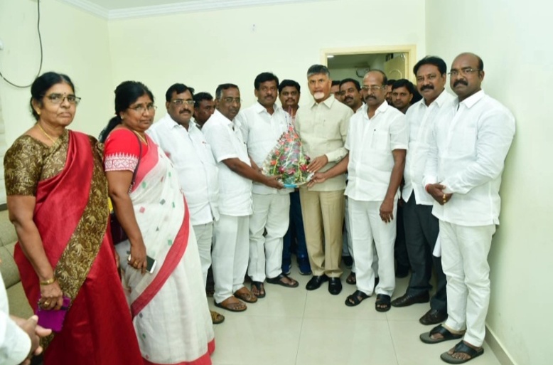 ycp rule is limited to paint the  buildings: Chandrababu criticized