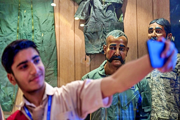 Abhinandan mannequin in pakistan museum, Abhinandan statue in pakistan museum, பாகிஸ்தான் அருங்காட்சியகத்தில் அபிநந்தன் சிலை, விங் கமாண்டர் அபிநந்தன்