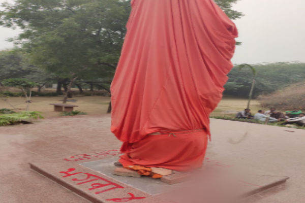 jnu students wrote offensive words on swami Vivekananda statue