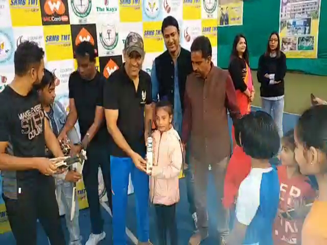 Mahi arrives at JSCA Cricket Stadium on children day, gift autographed bat to children