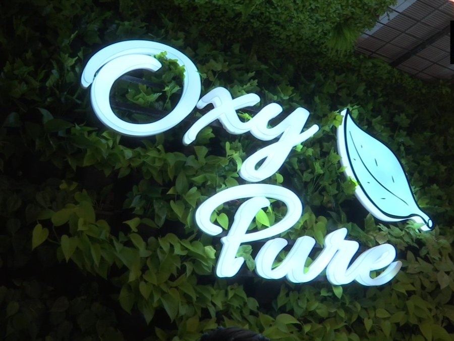 an oxy pure bar has opened in delhi to provide pure oxyzen to the citizens of pulluted capital