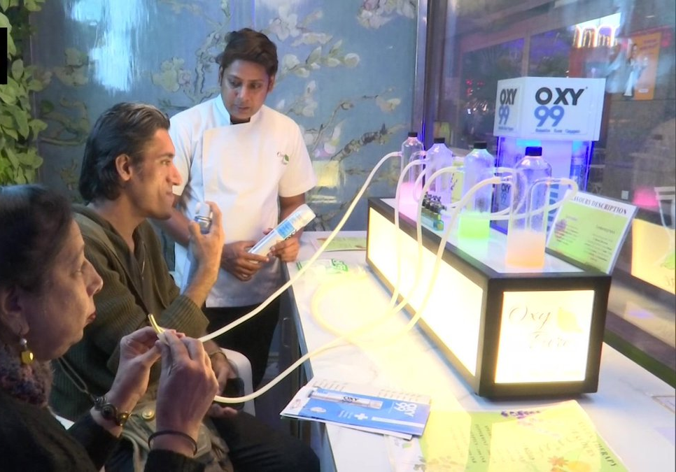 an oxy pure bar has opened in delhi to provide pure oxyzen to the citizens of pulluted capital