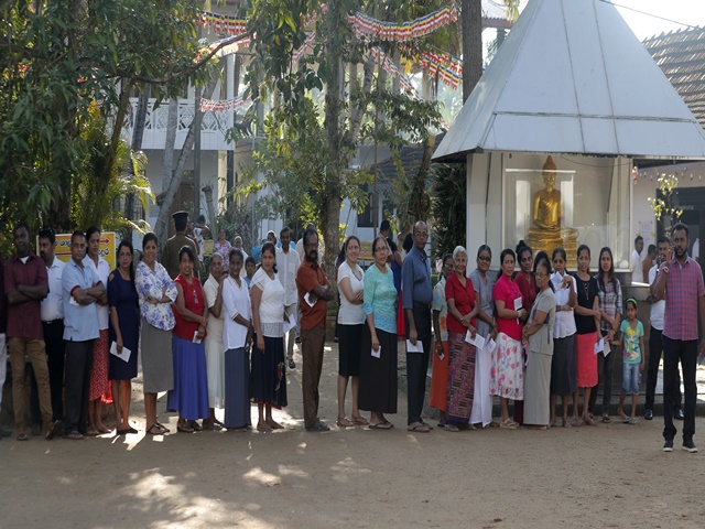 Sri Lankans wait in queue to cast their votes