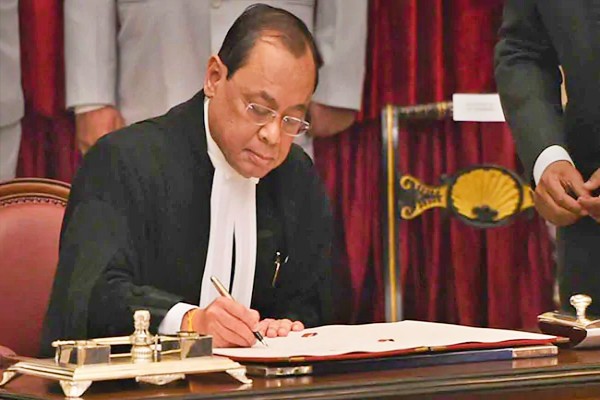 Chief Justice of India CJI Ranjan Gogoi  farewell at the Supreme Court premises  Sabarimala review petition  Ayodhya title dispute  entry of women into Sabarimala temple  important cases dealt by Justice Gogoi  northeast to be appointed to the top post  உச்சநீதிமன்ற தலைமை நீதிபதி ரஞ்சன் கோகோய்  ரஞ்சன் கோகோய் ஓய்வு  உச்சநீதிமன்ற தலைமை நீதிபதி ரஞ்சன் கோகோய் ஓய்வு