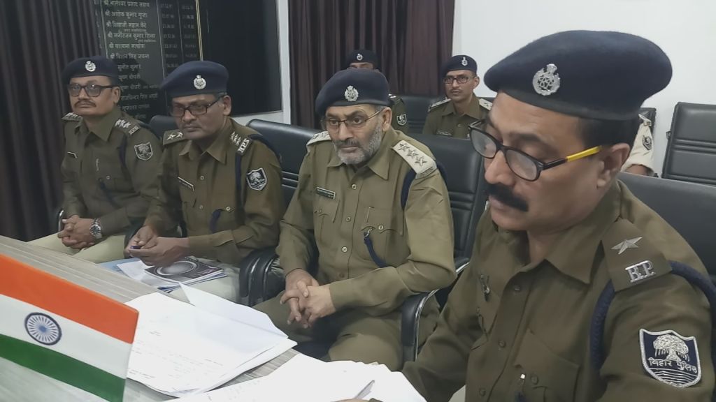 बैठक में भाग लेते पुलिस पदाधिकारी