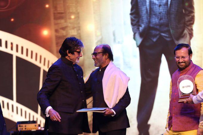 amithab given to a rajinikanth a great icon of the indian film award at iffi awars