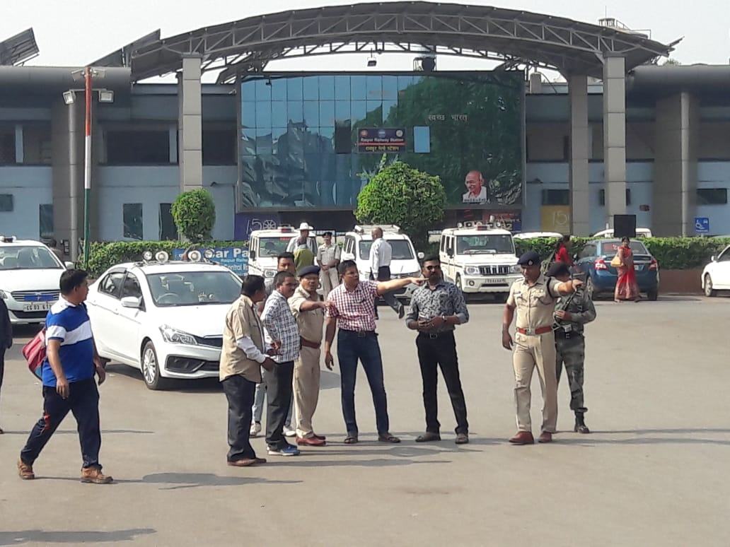 Collector and SSP inspect railway station