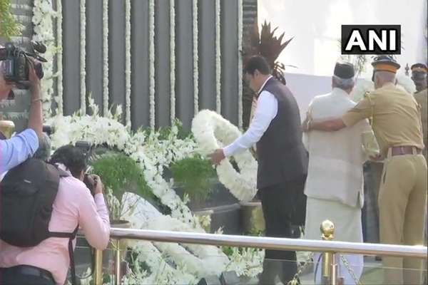 Chief Minister Devendra Fadnavis pays homage to the flower ring