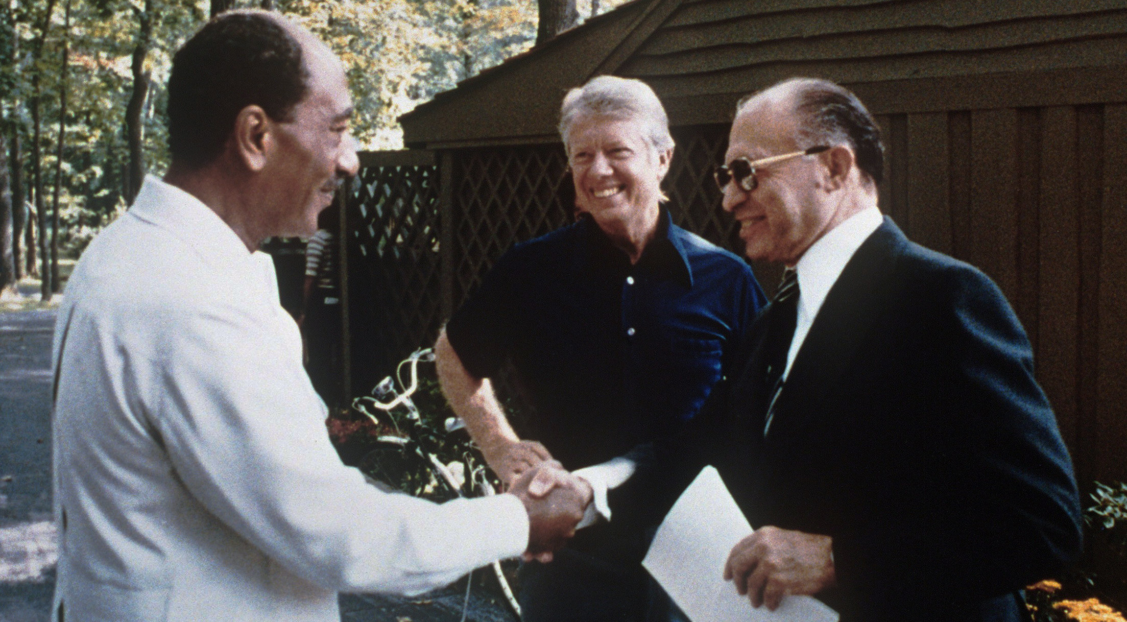 سنہ 1978 میں امریکہ کے کیمپ ڈیوڈ میں دائیں سے اسرائیلی وزیراعظم میناکم بیگن درمیان میں امریکی صدر جمی کارٹر بائیں جانب مصری صدر انور سادات