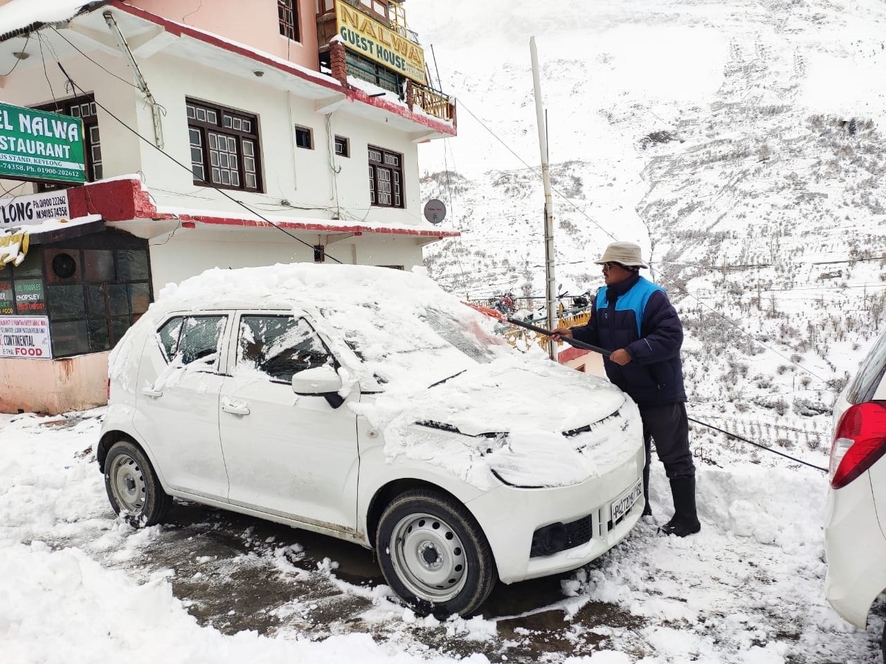 Snowfall in higher reaches of HP