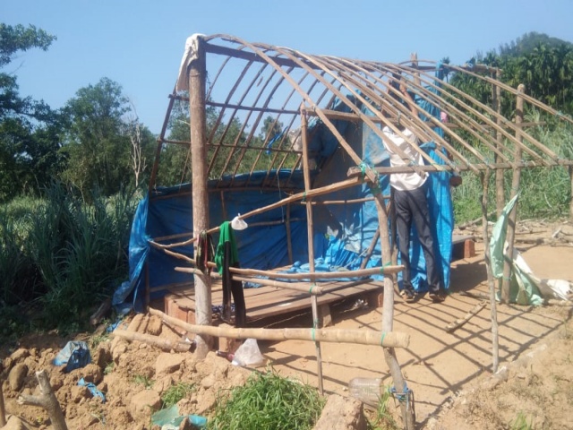 Illegal sand business : Three boatloads, more than 22 workers' shed cleared