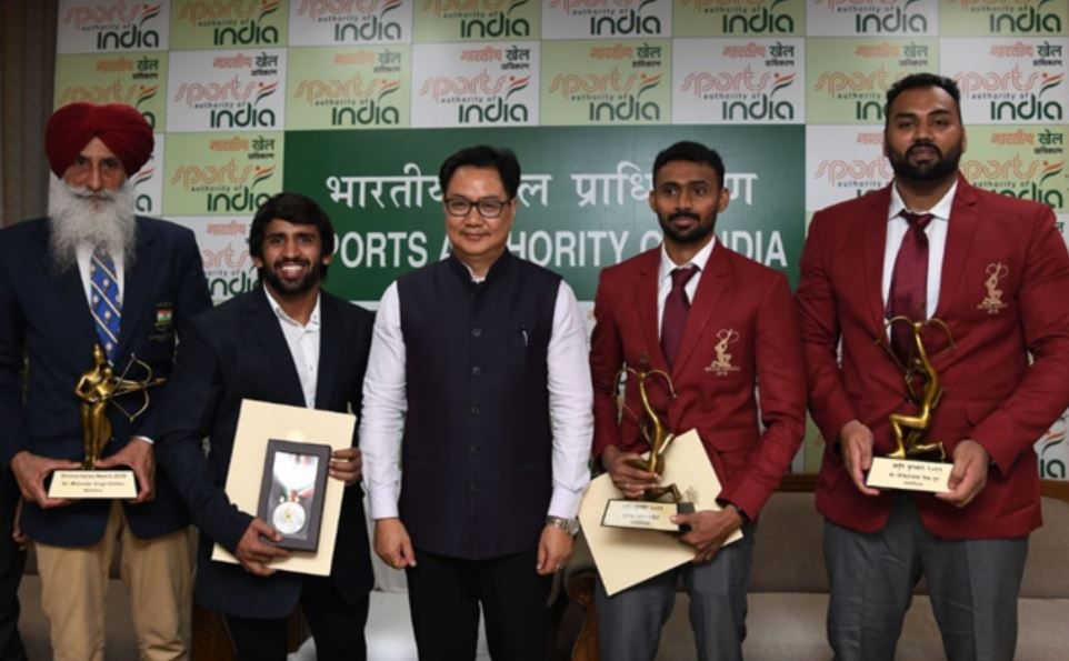 indian star wrestler bajarang punia received khel ratna puraskar from the hands of central minister kiren rijiju