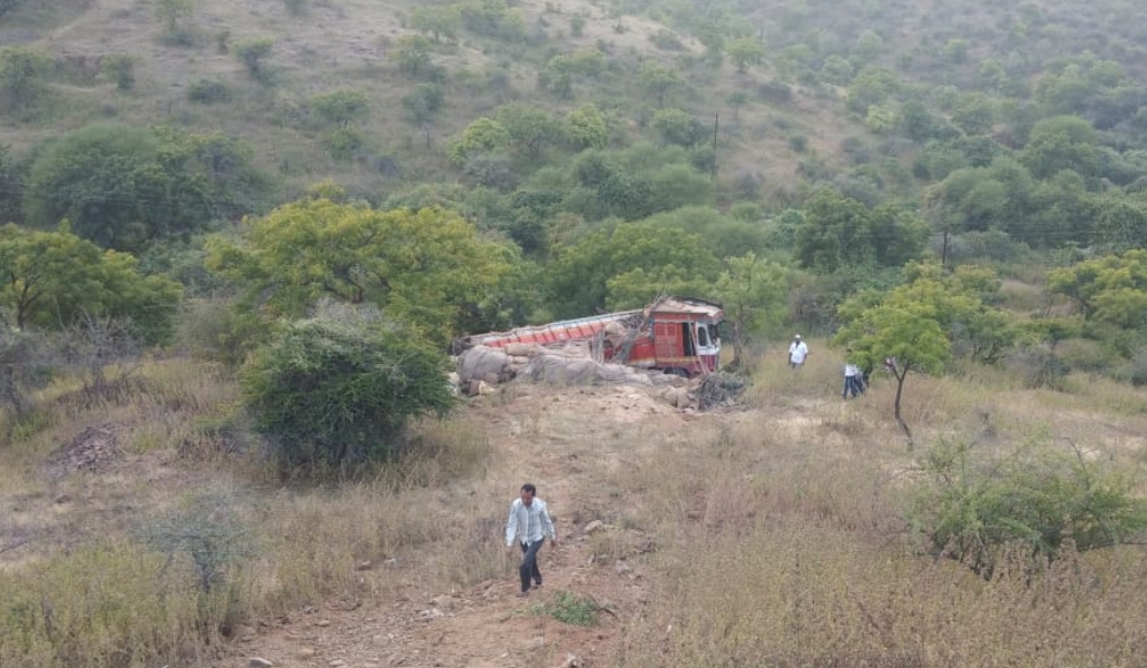 truck fall in dharur valley due to break fail