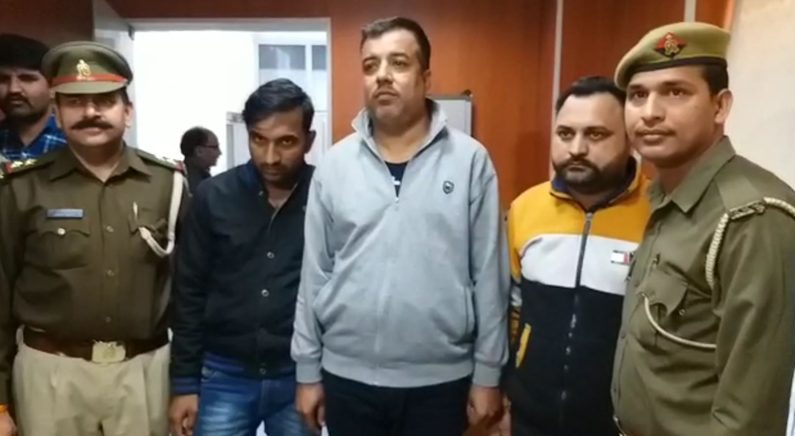 Noida Police arrested three crooks in camera showroom loot case