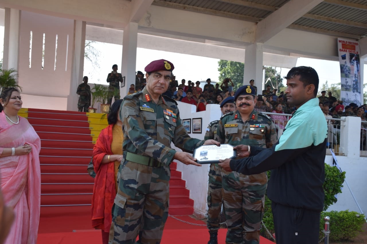 Odia jawan honored by cm naveen patnaik