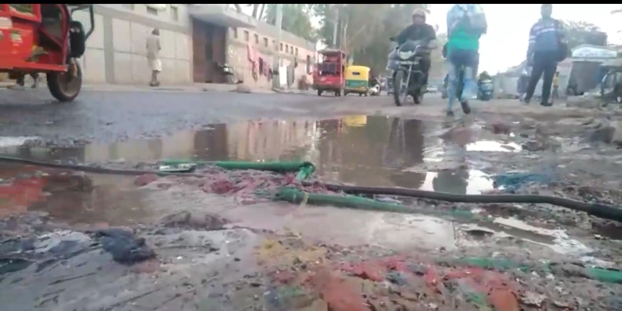 Hundreds gallons of water are being wasted in uttam nagar delhi