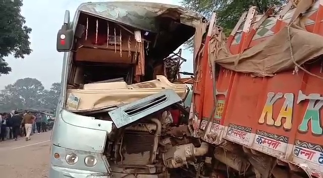 Nine killed, 10 injured as bus hits truck in MP