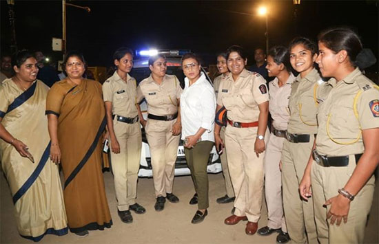 bollywood actress rani mukharji said sailute to the police