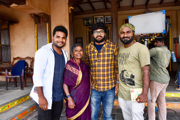 mahesh babu sarileru nekevvaru movie team with gangavva