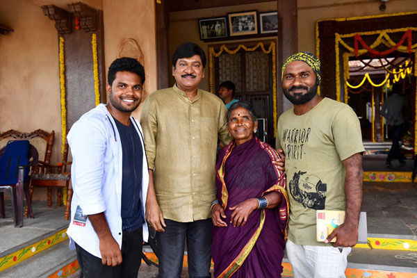 mahesh babu sarileru nekevvaru movie team with gangavva