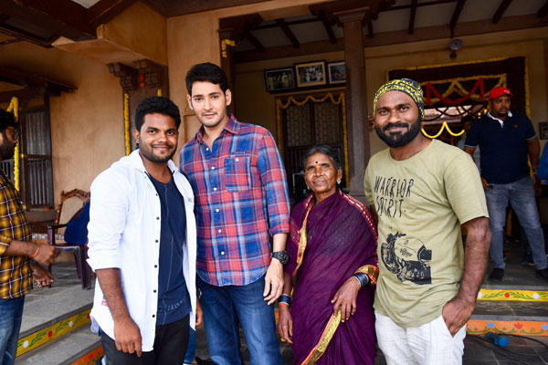 mahesh babu sarileru nekevvaru movie team with gangavva