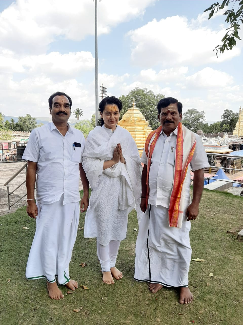 bollywood-actress-visited-srisailam-temple