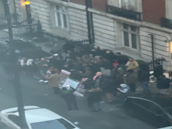 Protesters in London against nawaz sherif, nawaz sherif protest, நவாஸ் ஷெரிஃப் ஆர்ப்பாட்டம்