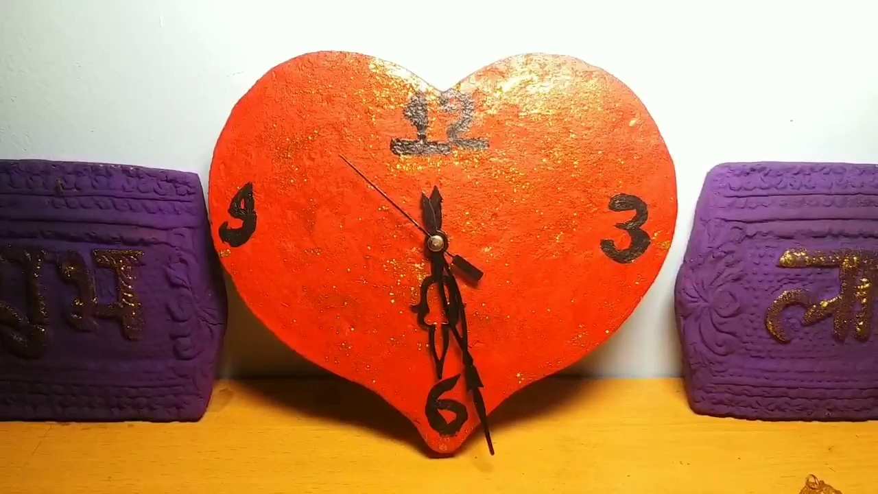 Women of Ambikapur making clock with cow dung