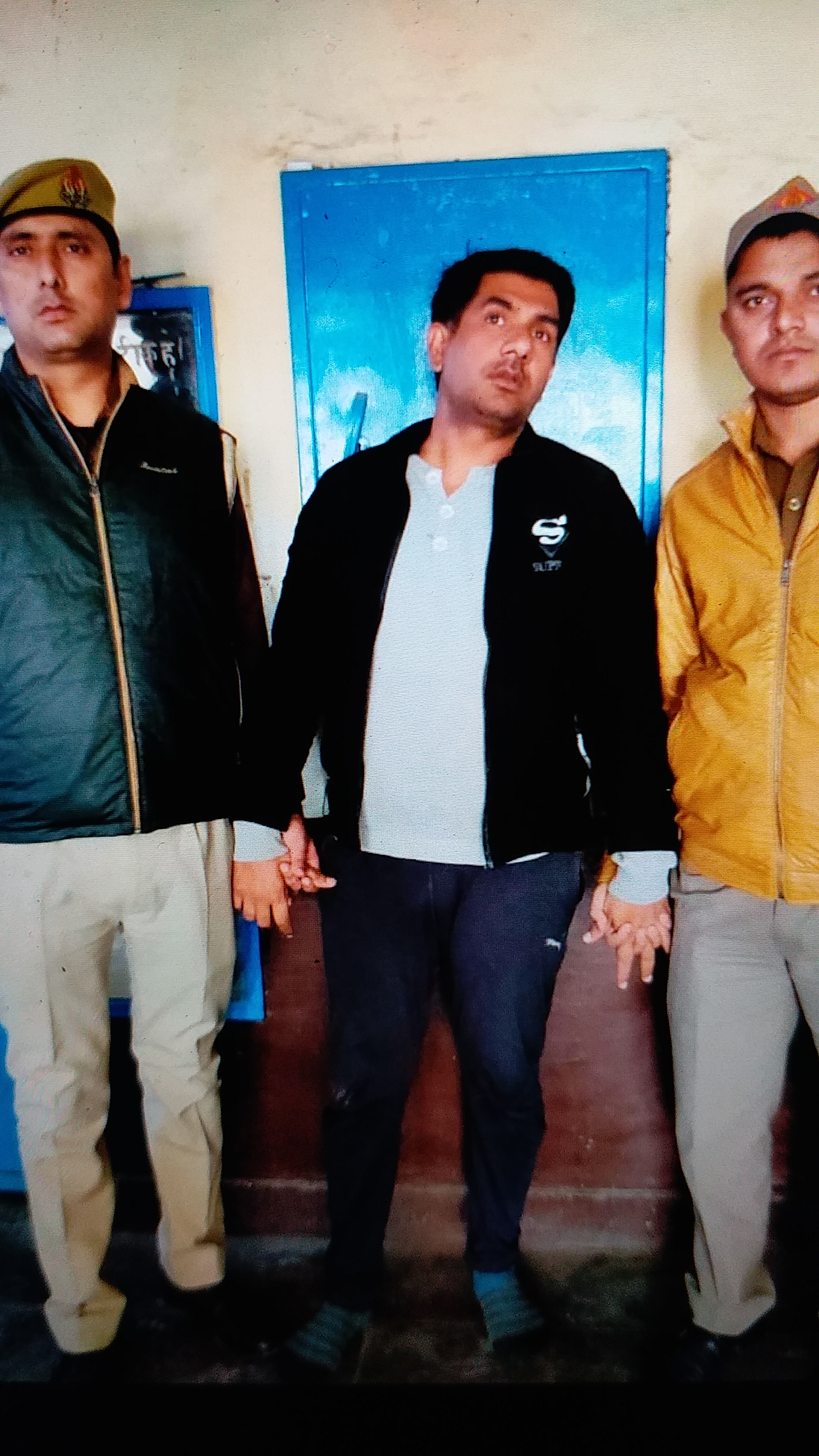 noida police arrested man for faking car no. plate to avoid chaalan