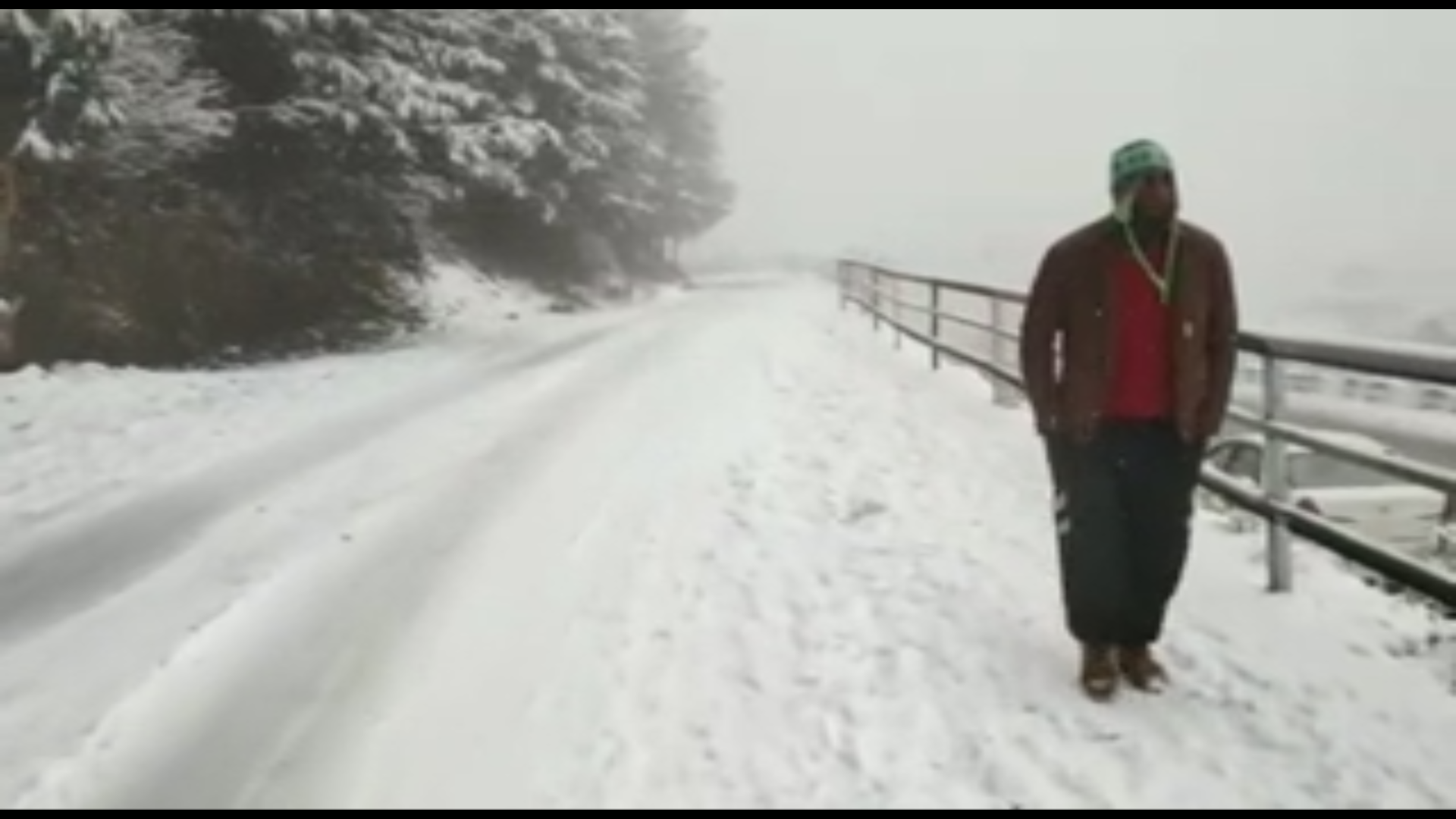 HP: Snowfall in Kufri , tourists enjoying the snowfall