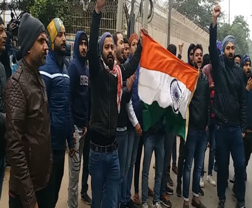 jamia-students-protesting-against-the-delhi-police-act-in-jamia-campus