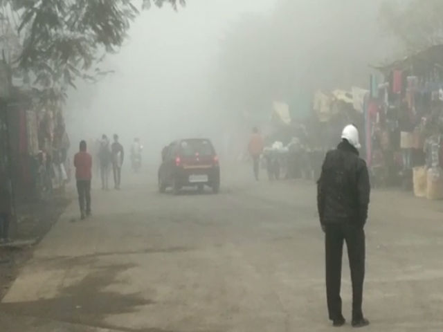 heavy-fog-in-hatpiplya-dewas-chill-people-from-cold