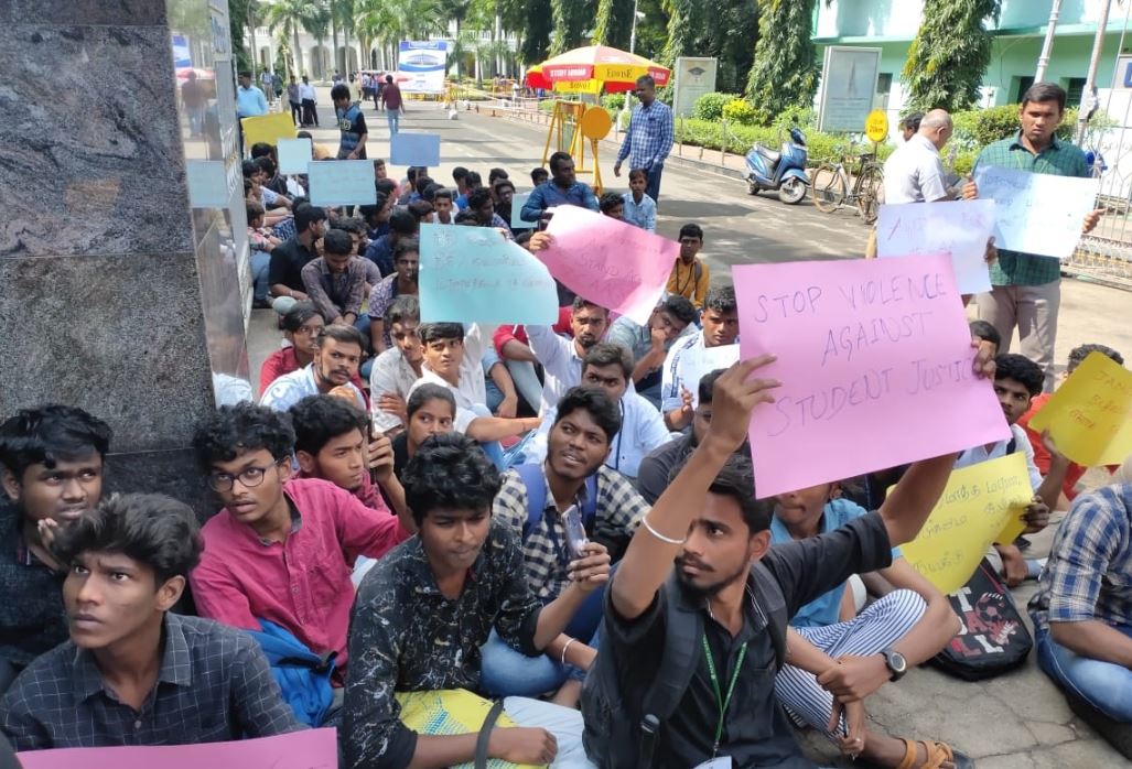 تمل ناڈو کے دارالحکومت چنئی میں شہریت ترمیمی قانون (سی اےاے) اور دہلی میں واقع جامعہ ملیہ اسلامیہ کے اسٹوڈنٹس پر پولیس کے حملوں کے خلاف میں پورے تمل ناڈو میں اسٹوڈنٹس کا احتجاج و مظاہرہ مسلسل تیسرے دن بھی جاری ہے