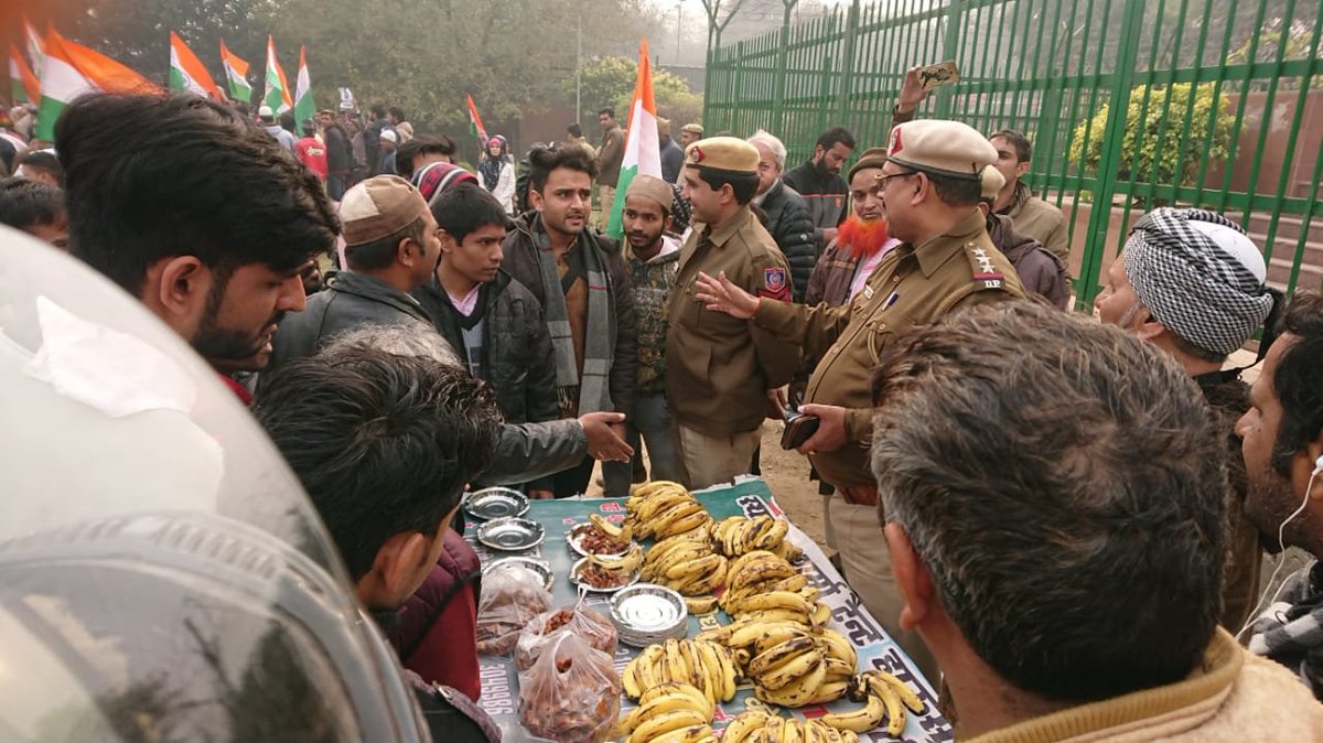 Delhi Police serves refreshments to detainees