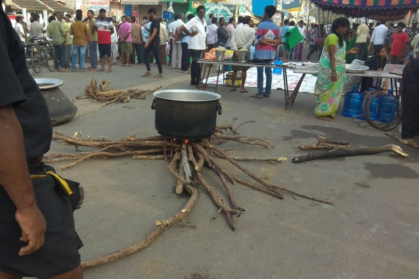 తుళ్లూరులో రహదారిపై రైతులు వంటావార్పు