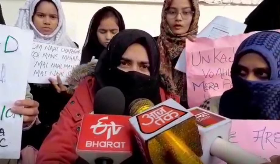 اے ایم یو میں شہری ترمیمی ایکٹ کے خلاف یونیورسٹی میں پانچ جنوری تک سرمائی چھٹیاں ہوگئی ہیں، لیکن طالبات کا احتجاجی مظاہرہ جاری ہے