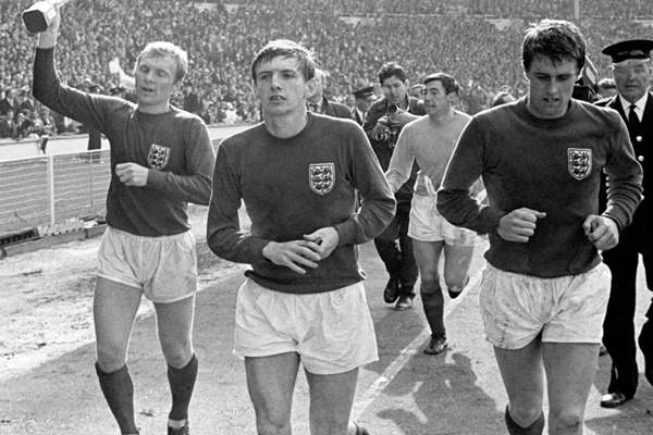 martin peters, இங்கிலாந்து முன்னாள் கால்பந்து வீரர் மார்டின் பீட்டர்ஸ்