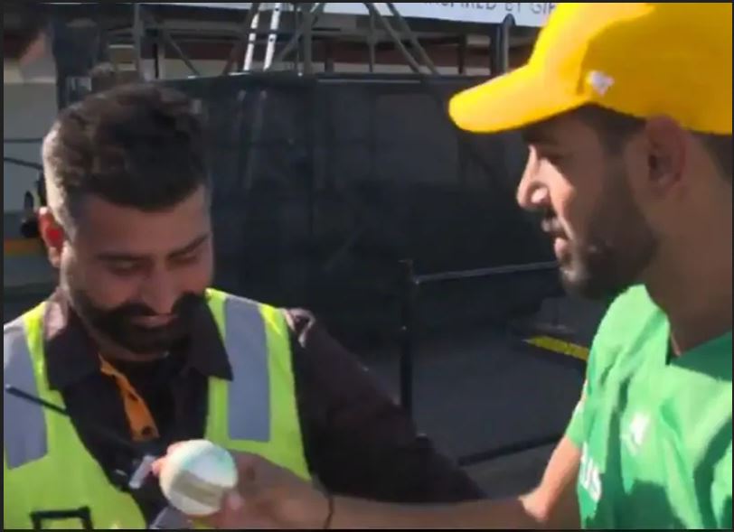 Pakistani bowler harris rouf won everyone's heart by giving a gift to an Indian