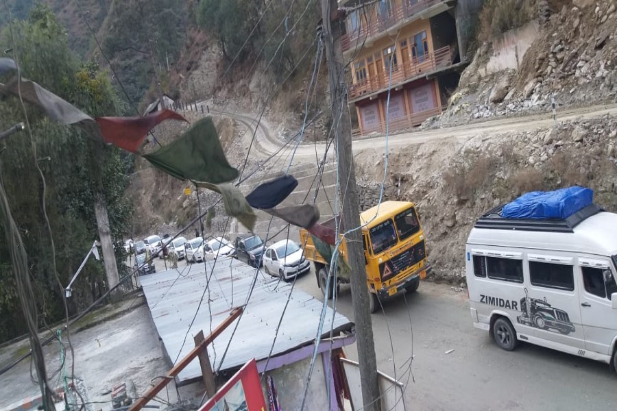 Traffic arrangement on Mandi-Kullu NH